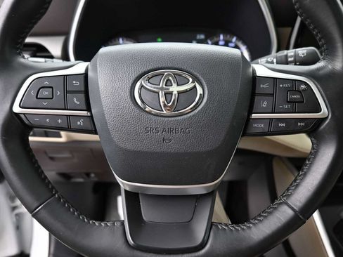 Used 2022 Toyota Highlander XLE AWD/4WD image 6