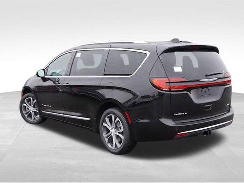 New 2026 Chrysler Pacifica Pinnacle w/ Trailer Tow Group AWD/4WD image 5