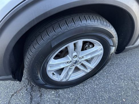 Used 2022 Ford Explorer XLT image 4