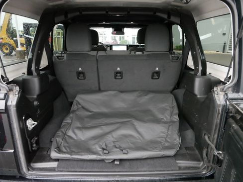 Used 2024 Jeep Wrangler Unlimited Rubicon image 18