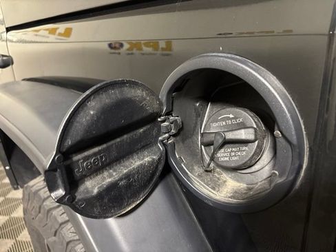 Used 2024 Jeep Wrangler Unlimited Rubicon w/ Convenience Group AWD/4WD image 35