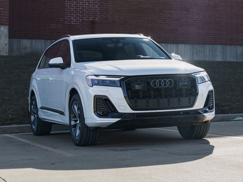 Certified 2025 Audi Q7 2.0T Premium w/ Convenience Plus Package image 1