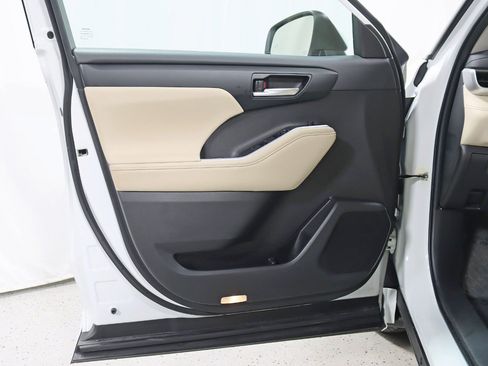 Used 2024 Toyota Highlander XLE AWD/4WD image 30