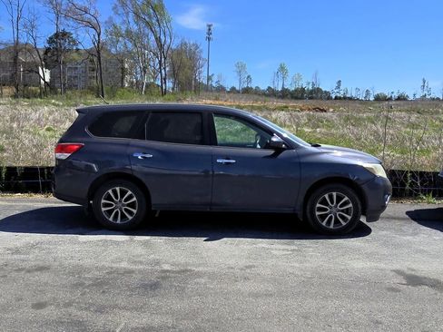 Used 2014 Nissan Pathfinder S image 2