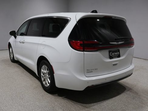 Used 2023 Chrysler Pacifica Touring-L FWD image 5
