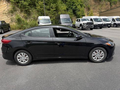 Used 2018 Hyundai Elantra SE FWD image 2