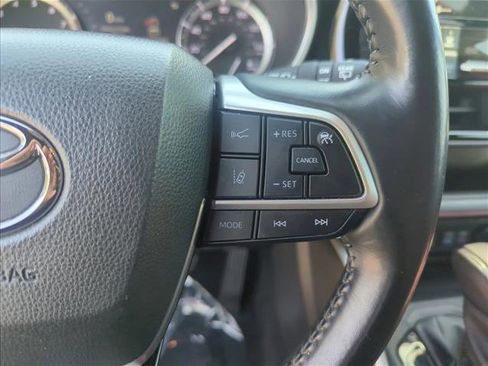 Used 2022 Toyota Highlander XSE FWD image 13