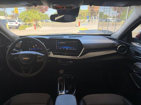 Used 2025 Chevrolet Trax LT FWD image 32