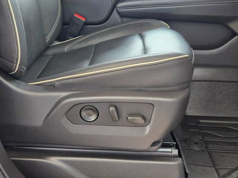 Used 2025 Chevrolet Suburban Premier RWD image 30