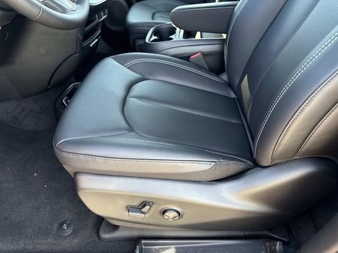 New 2027 Chrysler Pacifica Select FWD image 23