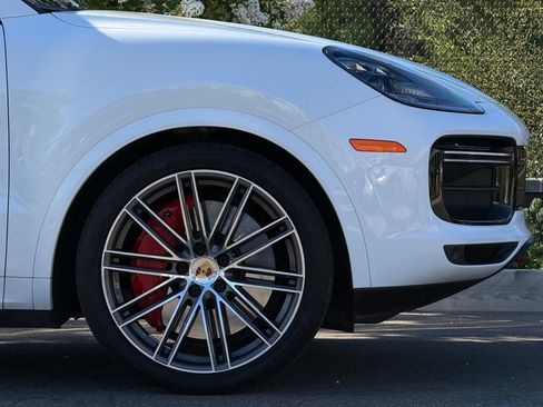 Certified 2023 Porsche Cayenne Turbo AWD/4WD image 12