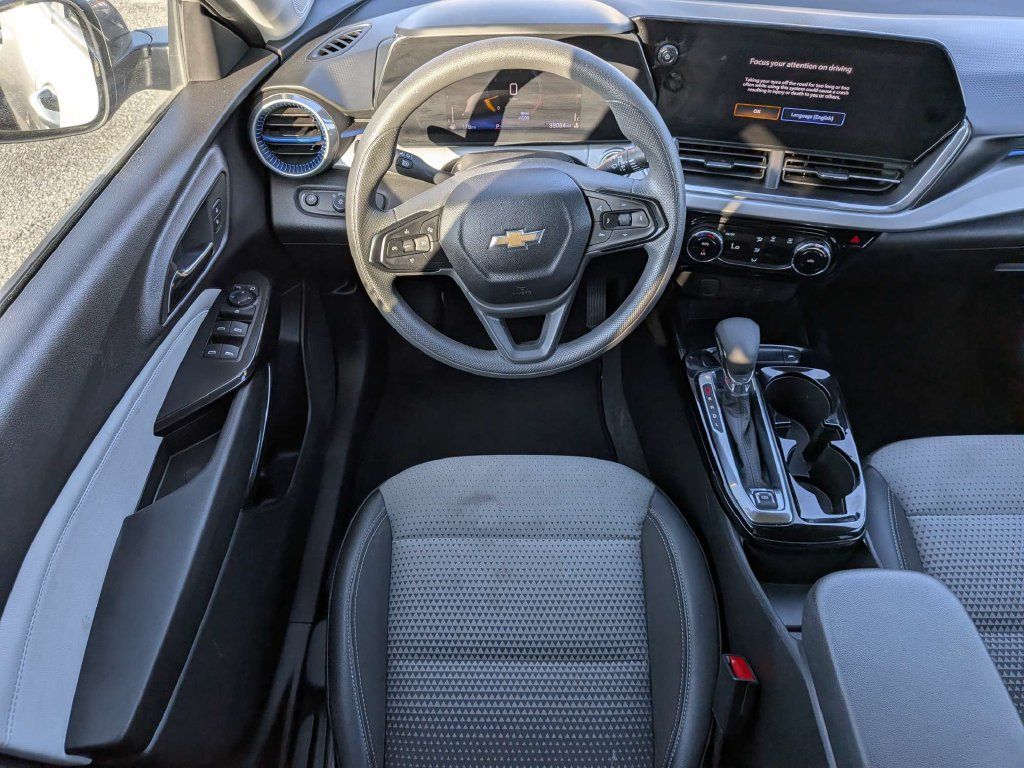 Used 2025 Chevrolet Trax LT FWD image 14