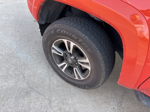 Used 2018 Toyota Tacoma TRD Sport w/ Technology Package image 12