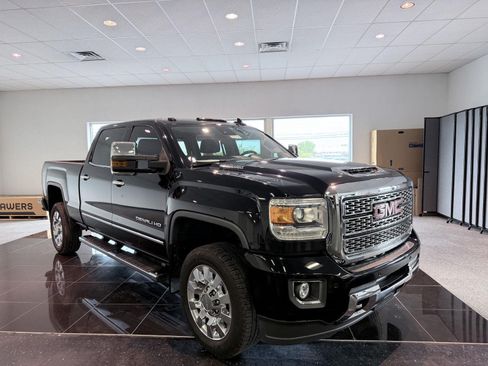 Used 2018 GMC Sierra 2500 Denali w/ Duramax Plus Package AWD/4WD image 8