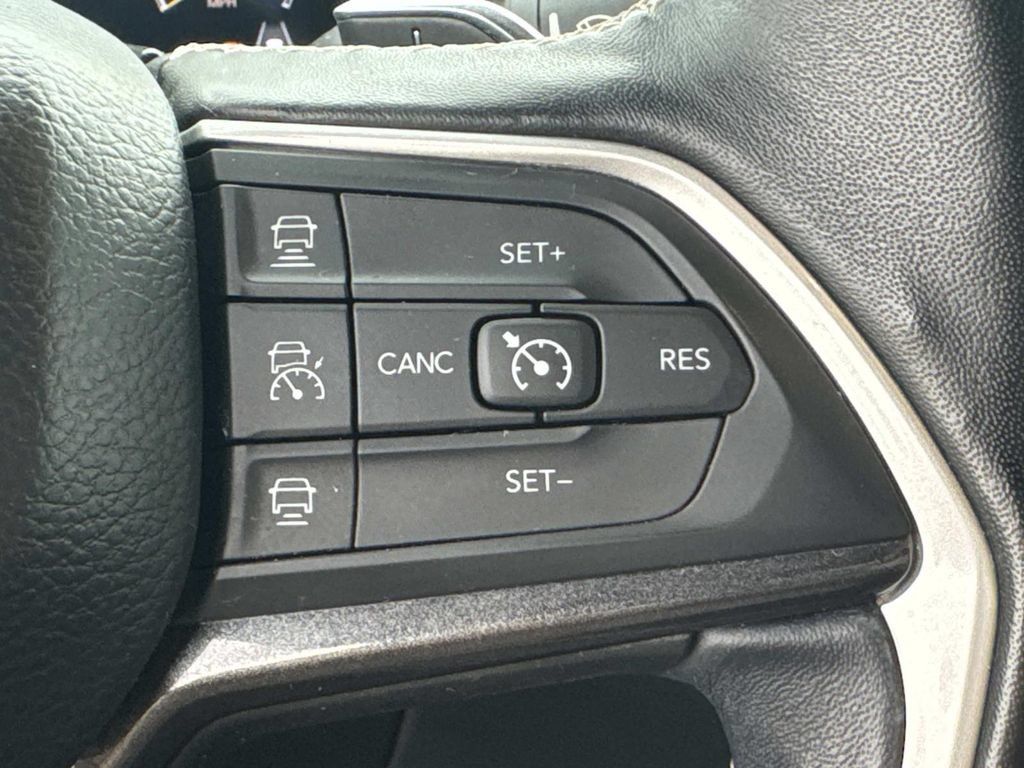 Used 2022 Jeep Grand Cherokee Altitude AWD/4WD image 25