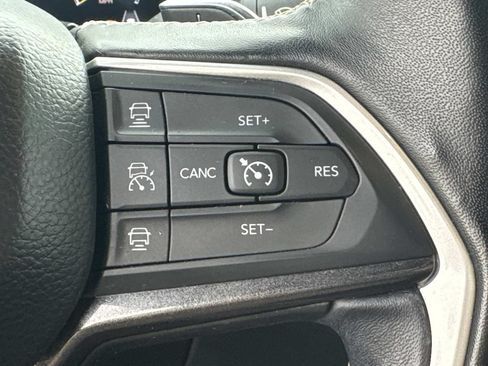 Used 2022 Jeep Grand Cherokee Altitude AWD/4WD image 25