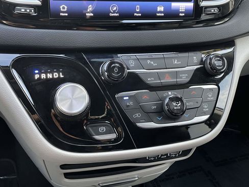 Used 2024 Chrysler Pacifica Touring-L FWD image 28