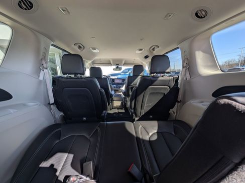 Used 2024 Chrysler Pacifica Touring-L image 17