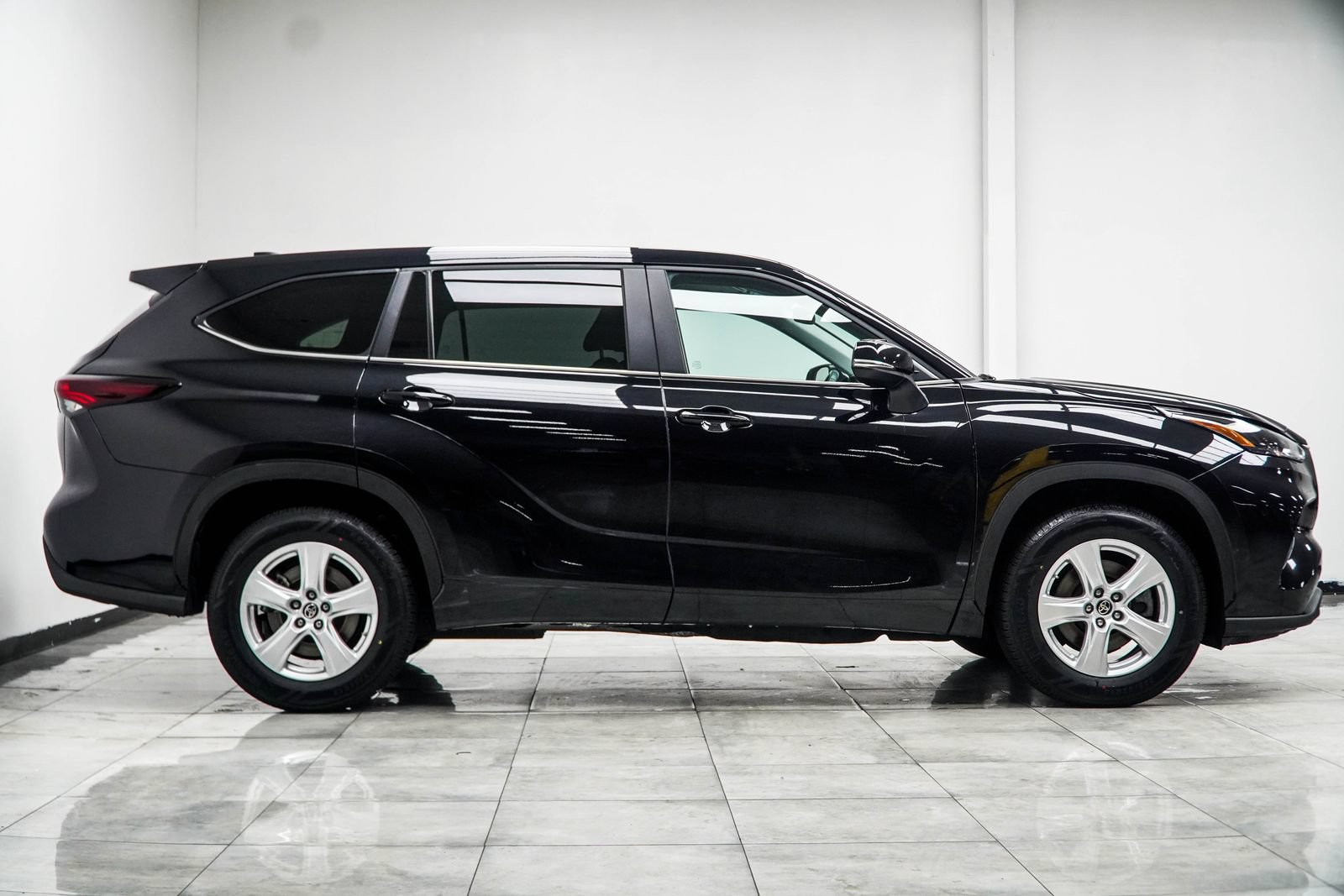 Used 2025 Toyota Highlander LE FWD image 8
