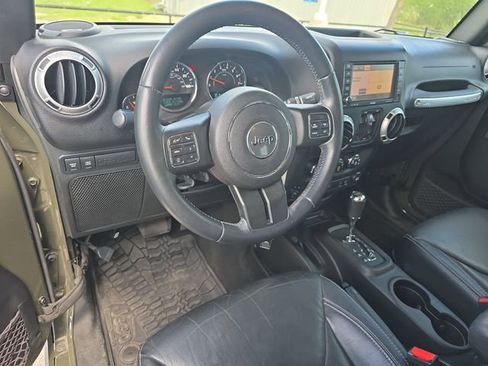 Used 2015 Jeep Wrangler Unlimited Rubicon w/ Connectivity Group AWD/4WD image 16