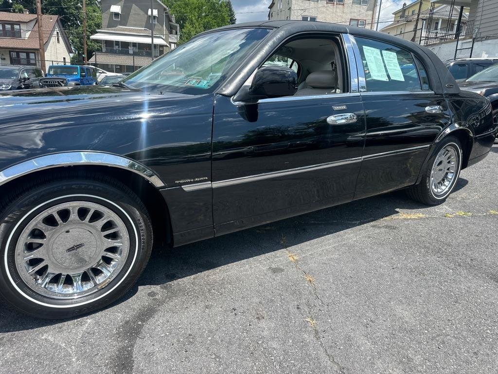 Used 2002 Lincoln Town Car Cartier RWD image 10