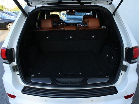 Used 2016 Jeep Grand Cherokee SRT image 9