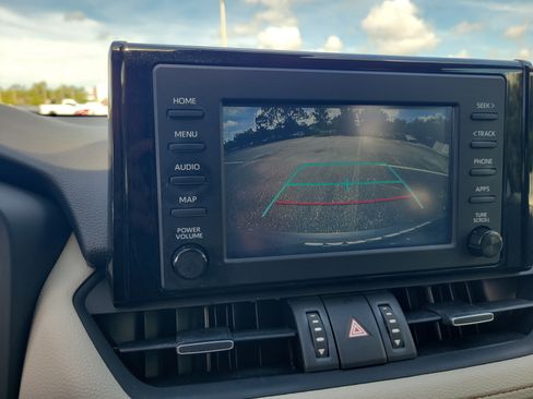 Used 2019 Toyota RAV4 XLE Premium FWD image 26