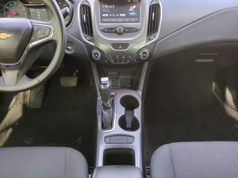 Used 2018 Chevrolet Cruze LT w/ Convenience Package image 18