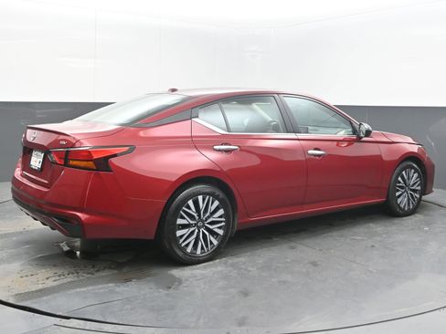 Used 2024 Nissan Altima 2.5 SV image 9
