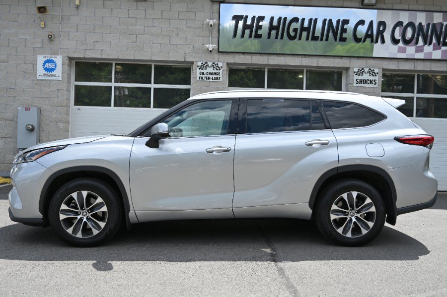 Used 2021 Toyota Highlander XLE AWD/4WD image 3