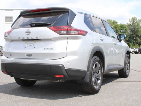 Used 2024 Nissan Rogue SV w/ SV Premium Package AWD/4WD image 9