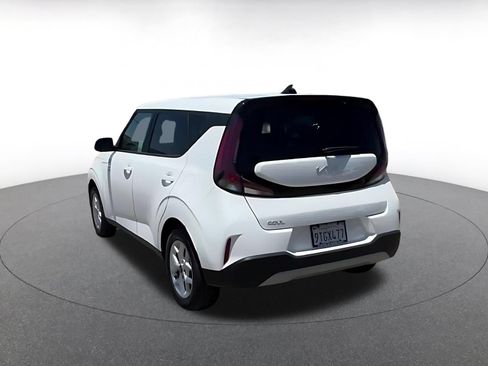 Used 2025 Kia Soul LX w/ LX Technology Package FWD image 11