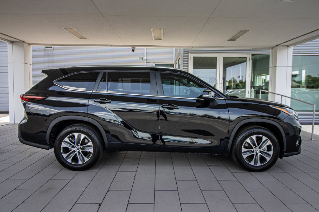 Used 2024 Toyota Highlander XLE FWD image 3