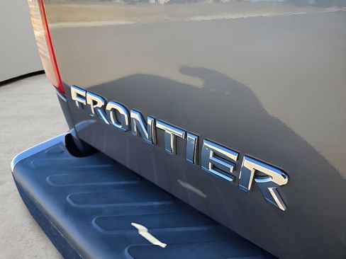 Used 2017 Nissan Frontier SV image 11