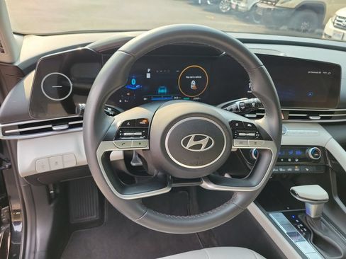 Used 2025 Hyundai Elantra Limited FWD image 23