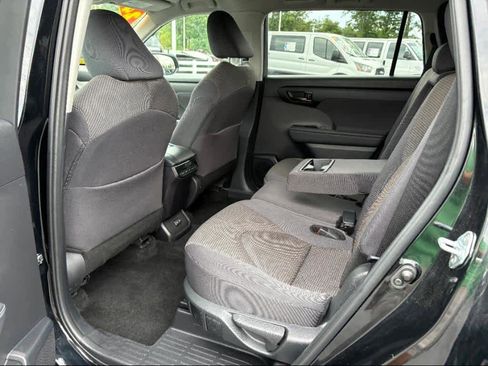 Used 2024 Toyota Highlander LE image 9