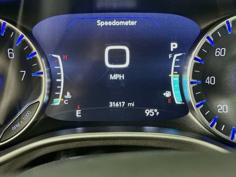 Used 2024 Chrysler Pacifica Touring-L FWD image 32