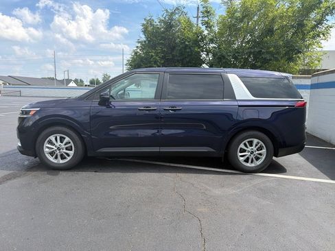 Used 2024 Kia Carnival LX FWD image 2