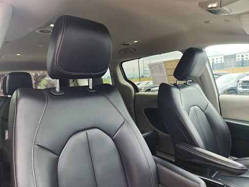 Used 2023 Chrysler Pacifica Touring-L FWD image 33