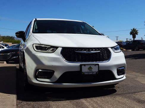 Used 2024 Chrysler Pacifica Touring-L image 18