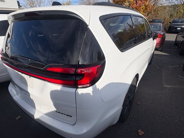 Used 2025 Chrysler Pacifica Limited FWD image 2