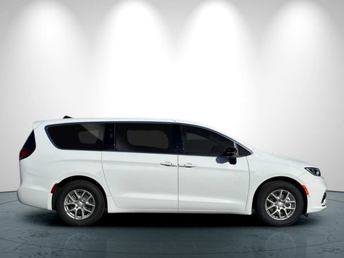 New 2026 Chrysler Pacifica Select image 3