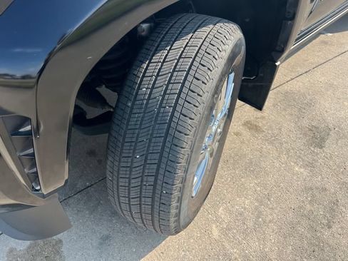 Used 2025 Toyota Tacoma Limited AWD/4WD image 19