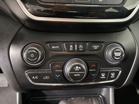 Used 2021 Jeep Cherokee Limited image 19