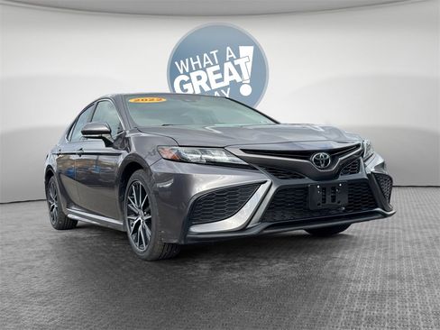 Used 2022 Toyota Camry SE image 2