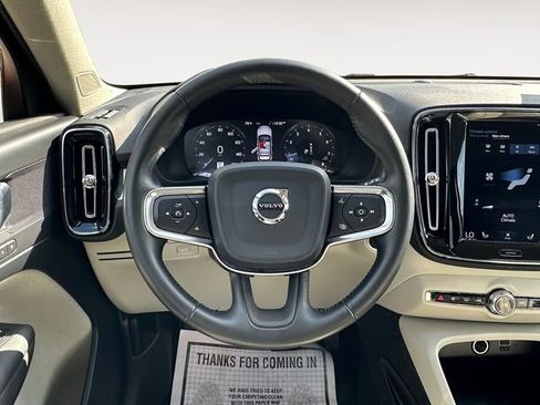 Used 2019 Volvo XC40 T4 Momentum image 12
