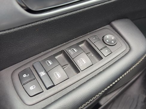 Used 2024 Chrysler Pacifica Touring FWD image 25