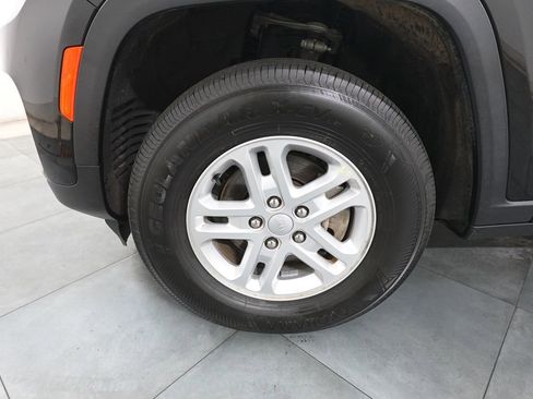 Used 2022 Jeep Grand Cherokee Laredo w/ Luxury Tech Group I image 28