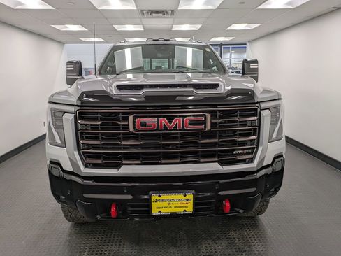 Used 2025 GMC Sierra 2500 AT4X image 2