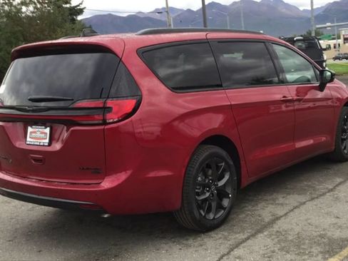 New 2026 Chrysler Pacifica Limited w/ S Appearance Package AWD/4WD image 8